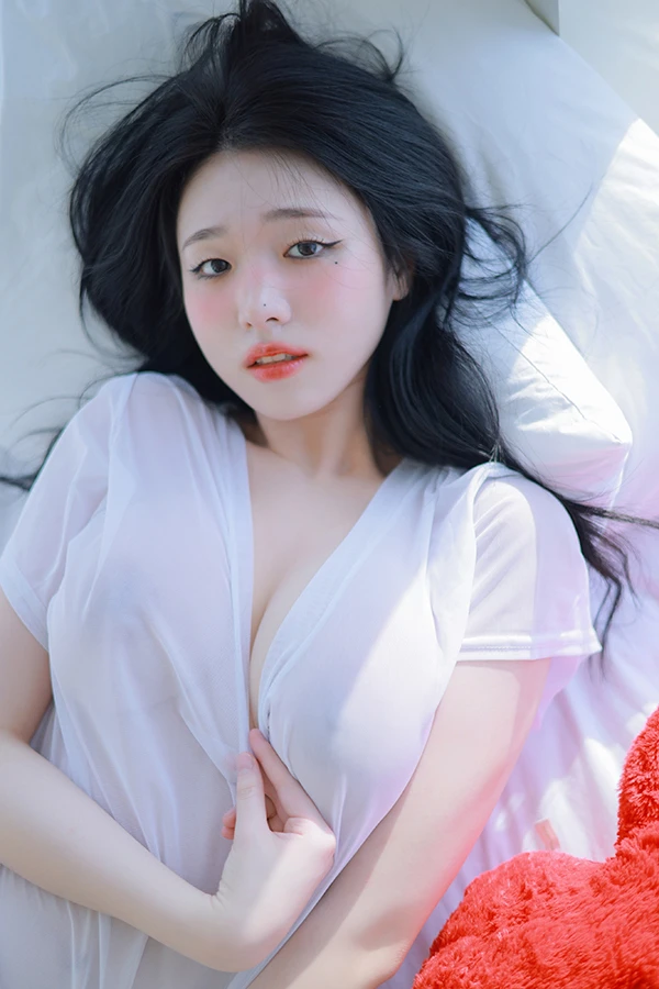 爆乳美女Yeon Woo 与她的Red Toy尺度写真